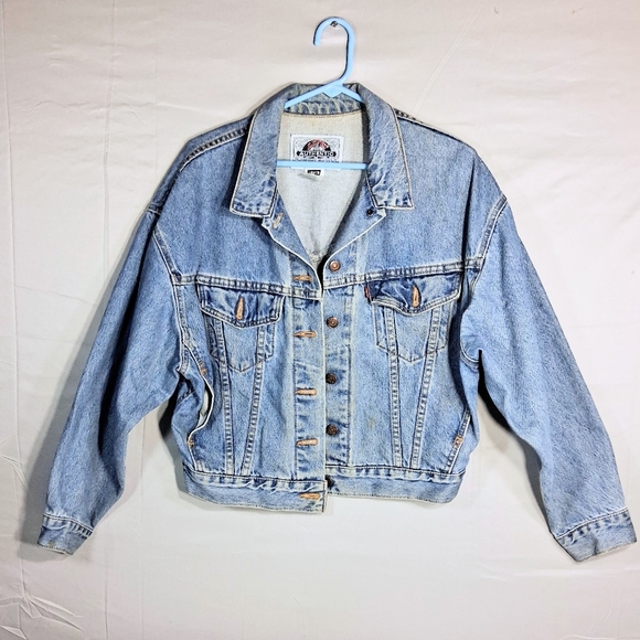 Levi's Jackets & Blazers - Amazing Levi's #77598 Women's Small Vintage Denim Truckers VBack Boxy Cut Jacket